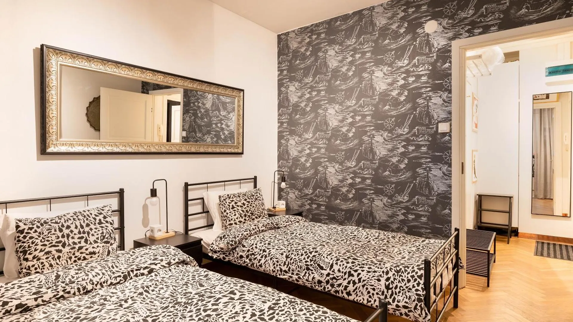 Great Location & Transport Connections With All Amenities 1-8 People Free Continental Breakfast Wifi Coffee &Tea contacts