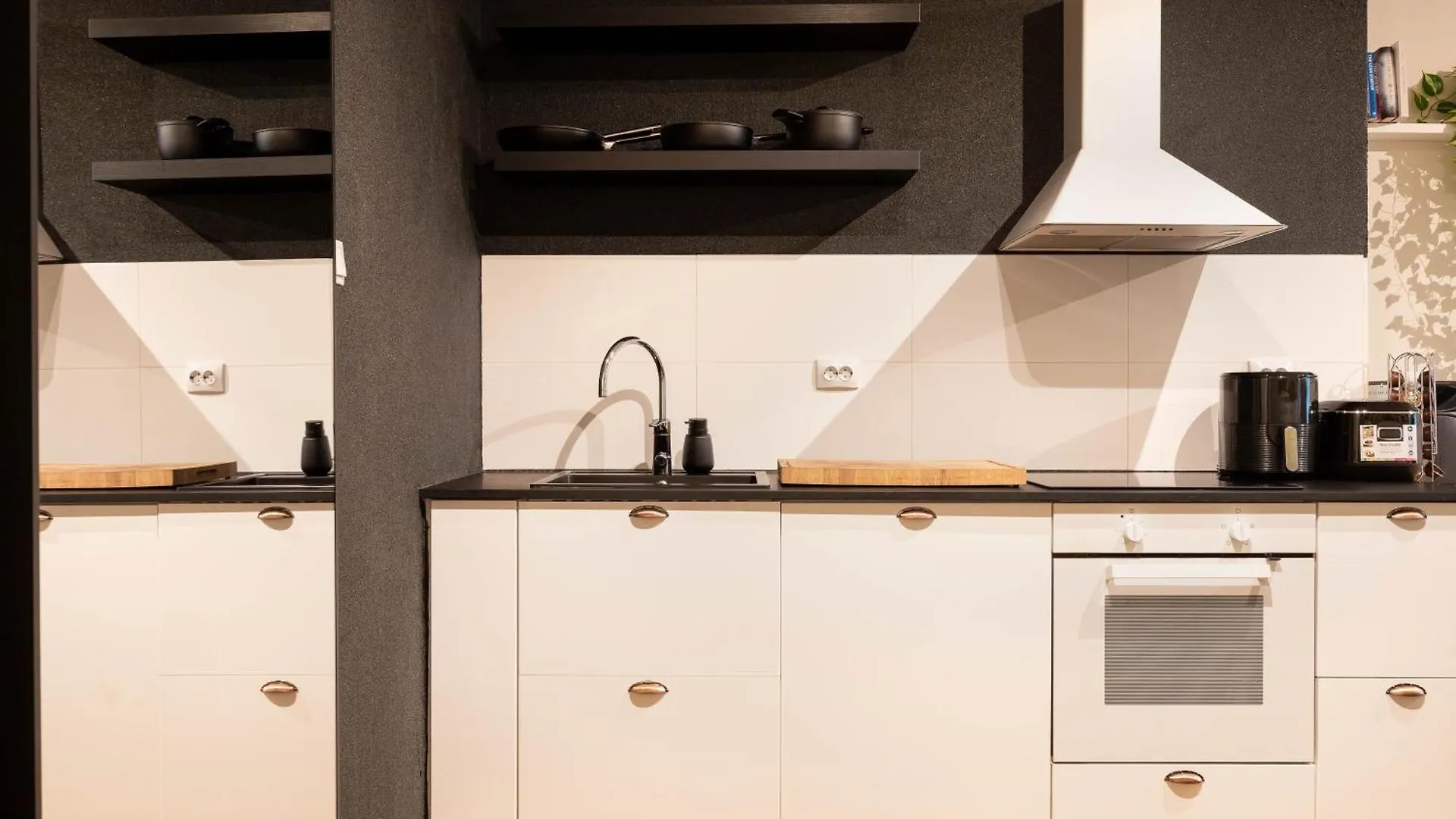 Great Location & Transport Connections With All Amenities 1-8 People Free Continental Breakfast Wifi Coffee &Tea Helsinki 0*,  Finland