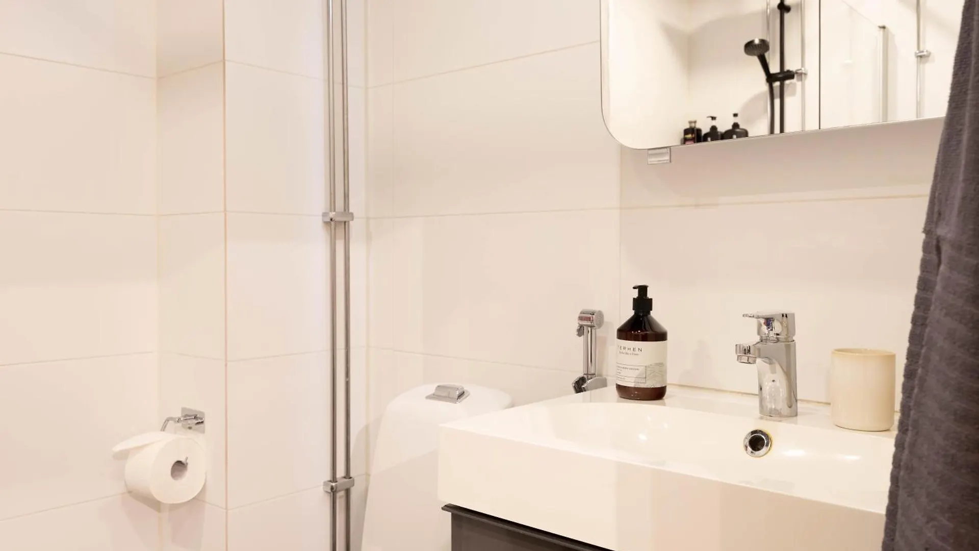 Apartment Great Location & Transport Connections With All Amenities 1-8 People Free Continental Breakfast Wifi Coffee &Tea Helsinki Finland